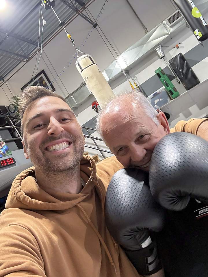 Coach Alex et Coach Mö souriants, gants de boxe aux poings