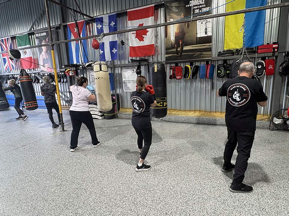 Des membres du cours seniors à l'entraînement, certains de dos avec le t-shirt du club