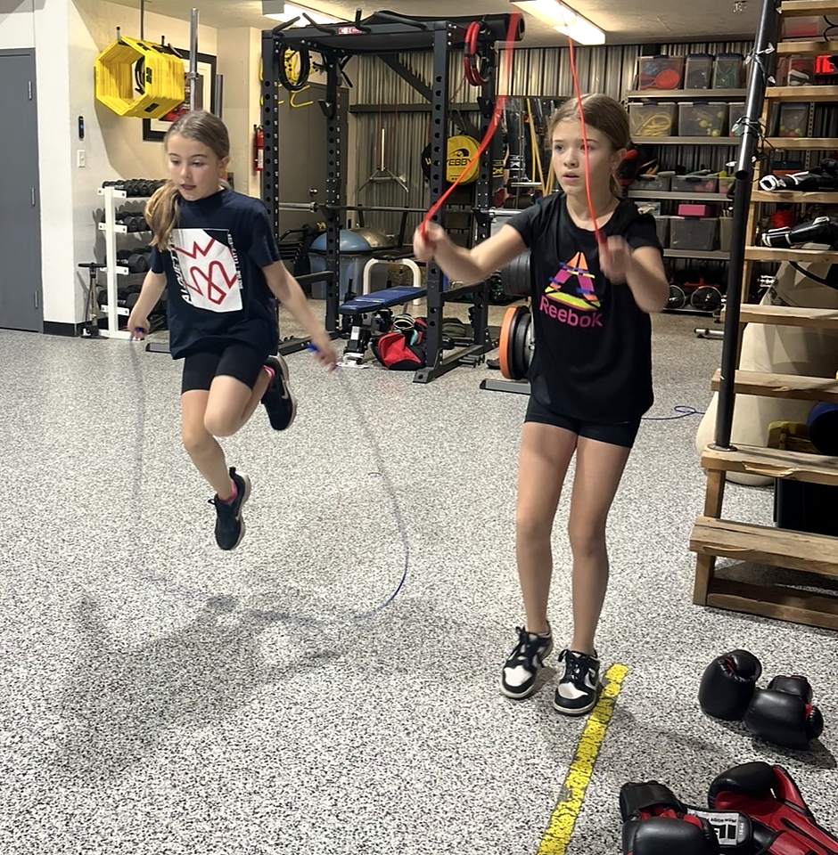 Deux jeunes sautent à la corde