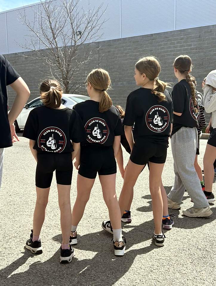 Des jeunes de dos, portant le t-shirt du club